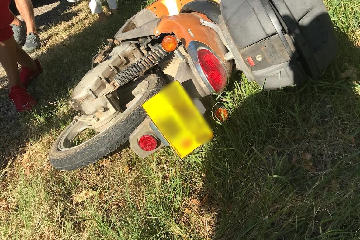 Video| Coliziune între o mașină și un moped, pe DN 72. O persoană a fost transportată la spital