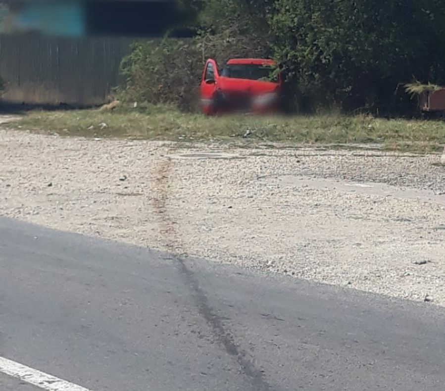 Update: Coliziune violentă între trei mașini, la Petrești. Două persoane au fost rănite