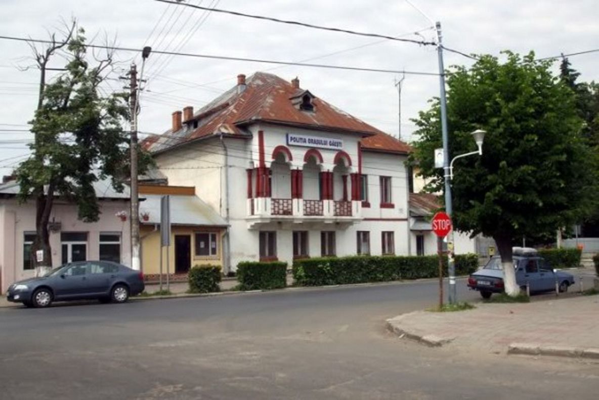 Trei tineri, care foloseau metoda “distragerii atenției”pe autostrăzi, reținuți de polițiștii din Găești