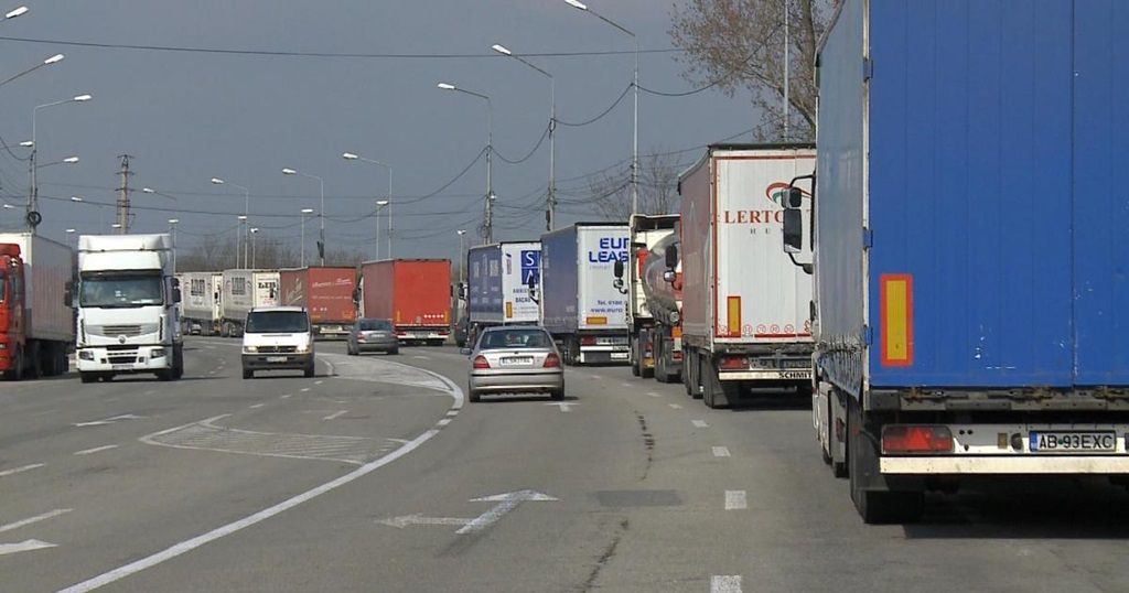 Traficul greu dinspre România către Ungaria va fi întrerupt timp de 24 de ore