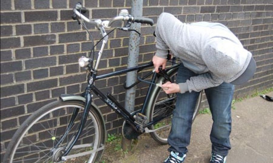 Un hoț, "specializat" în furtul de biciclete, a fost prins de polițiștii dâmbovițeni