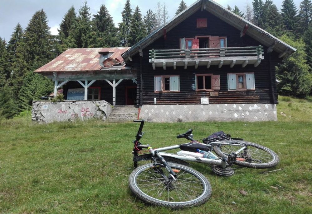 "Salvați cabana Leoata"- proiect abandonat de Asociația "Om pe munte". Donațiile strânse vor fi returnate