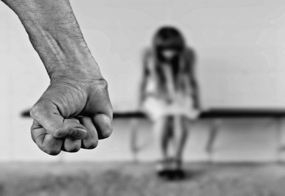Caz incredibil la Gura Șuții.Minoră de 13 ani găsită inconștientă, la marginea pădurii. Fusese agresată de tată.
