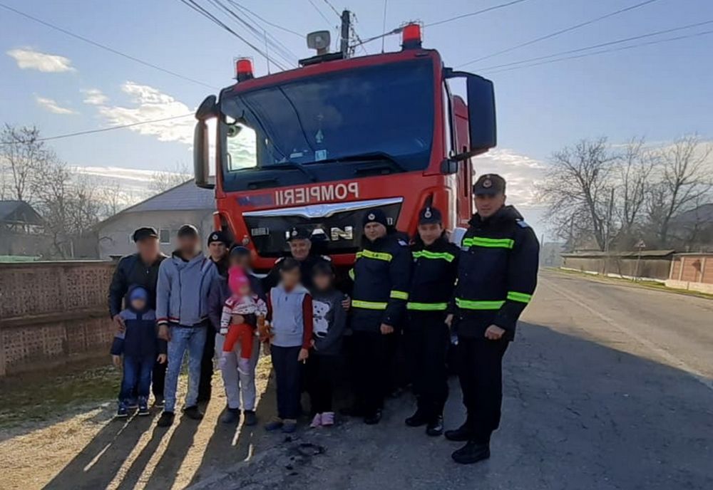 Acțiune umanitară a pompierilor dâmbovițeni. Trei copii din Tătărani au motive să zâmbească, din nou