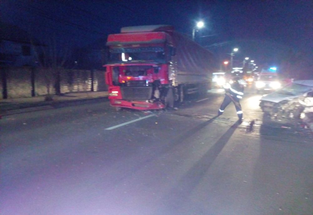Foto|Update| Mașină spulberată de un tir, pe DN 71, la Pucioasa. Un bărbat a decedat, la spital