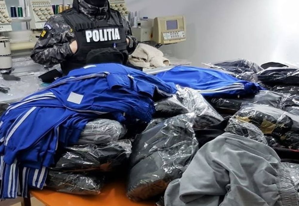 Pagubă mare pentru un bărbat din Găești, ce vindea "haine de firmă", contrafăcute