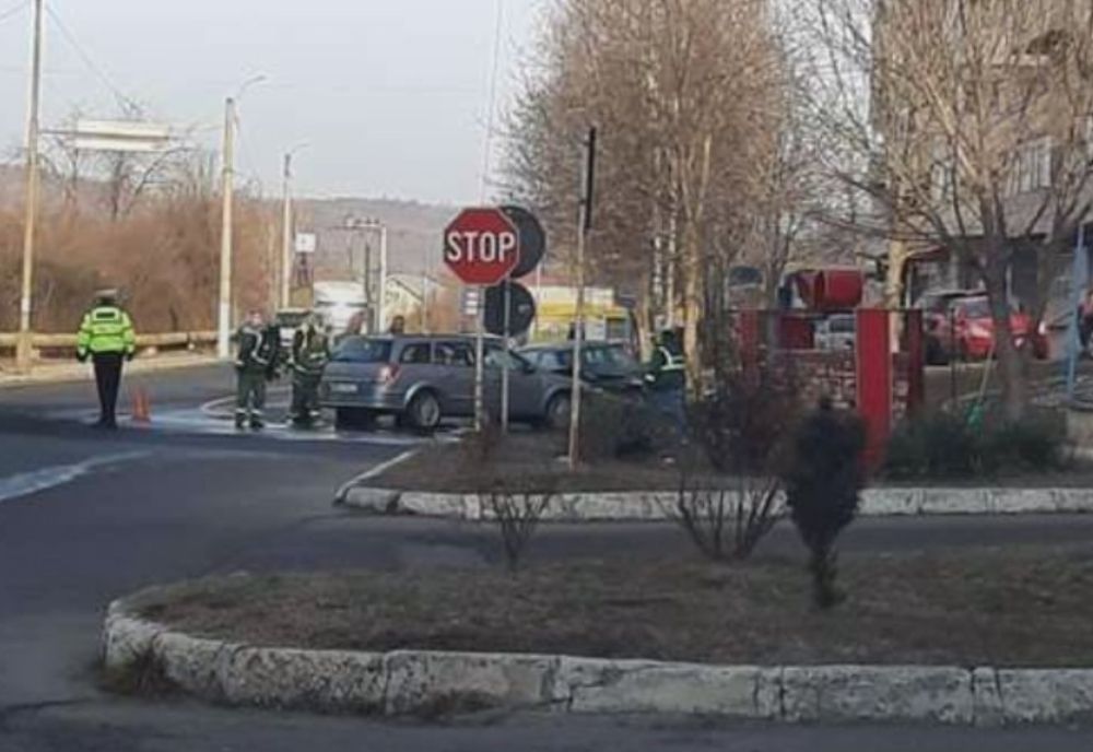 Două persoane rănite în urma unei coliziuni auto, petrecute la Pucioasa