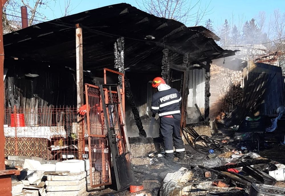 Foto| Incendiu la o anexă gospodărescă din Micloșanii Mici. Focul a mistuit o bucătărie de vară