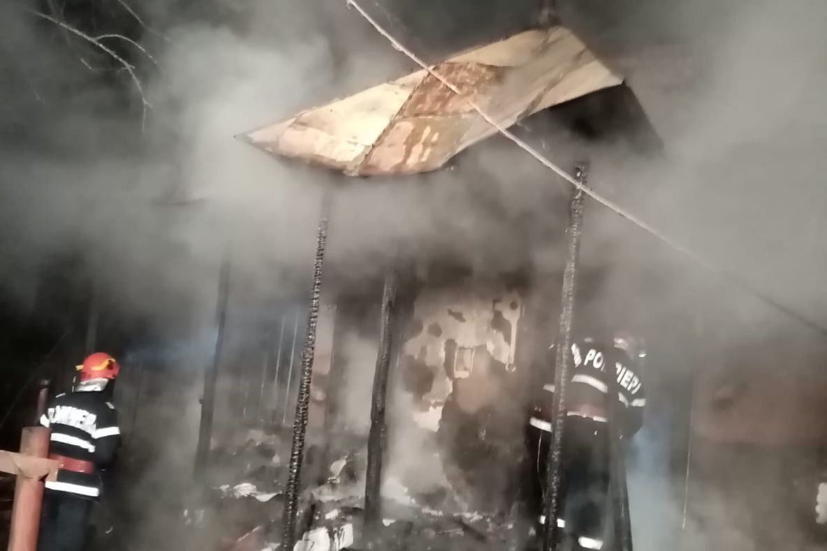 Foto| Tragedie la Fierbinți,în Dâmbovița. Bărbat de 75 de ani mistuit de flăcări,în propria casă