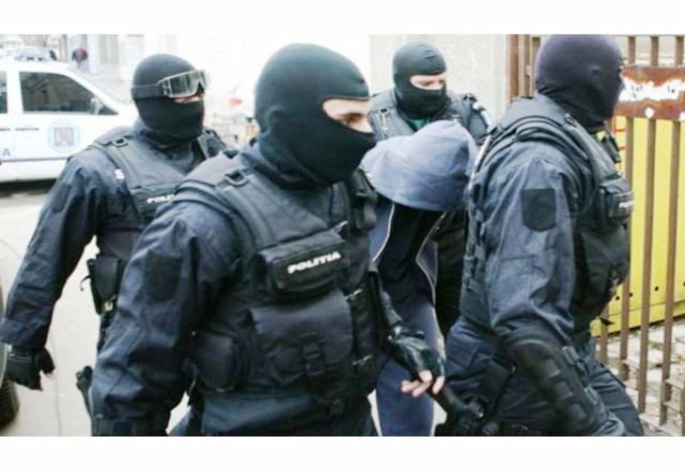 Doi tineri din Vulcana Pandele au fost reținuți pentru distrugere, amenințare și violare de domiciliu