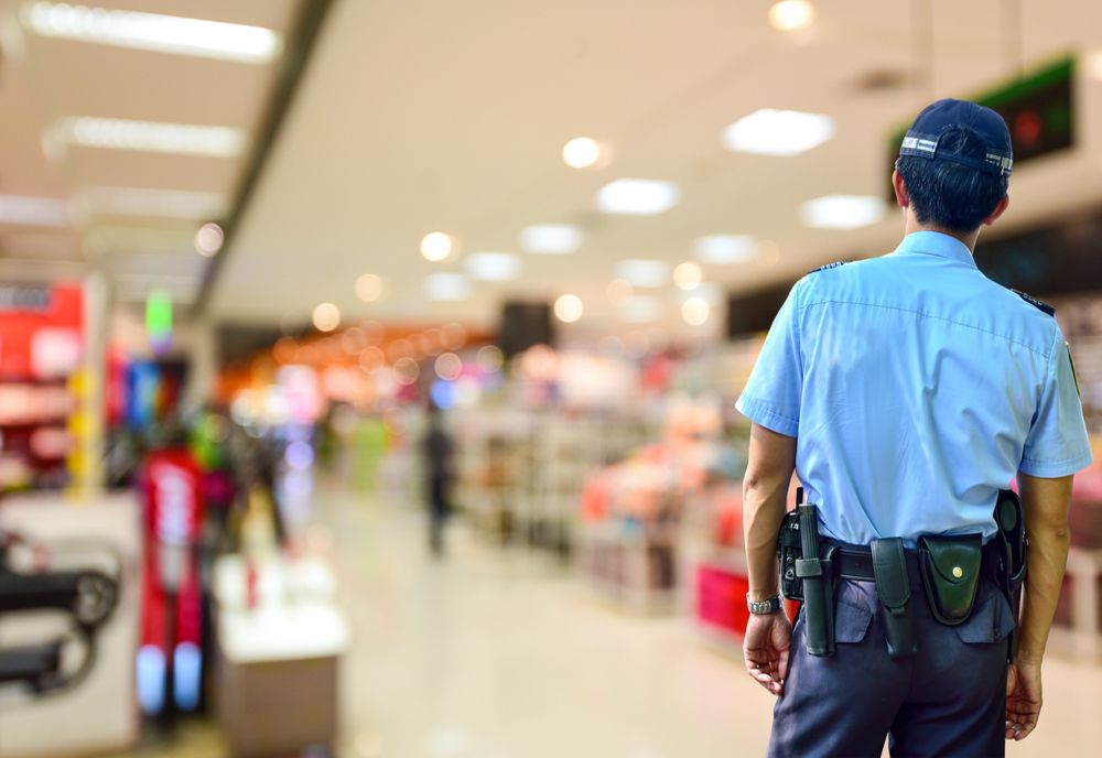 Un bărbat a fost prins furând alimente dintr-un supermarket târgoviștean. Avea arme albe asupra lui