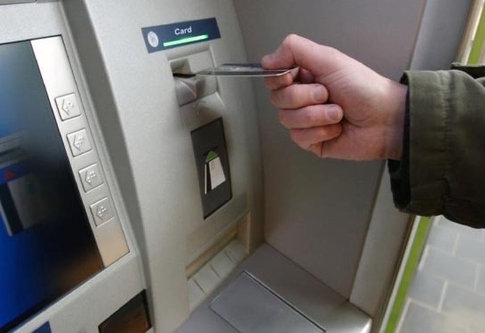 Trei dâmbovițeni, din Moreni sunt cercetați pentru operațiuni financiare ilegale, cu un card bancar pierdut de proprietar