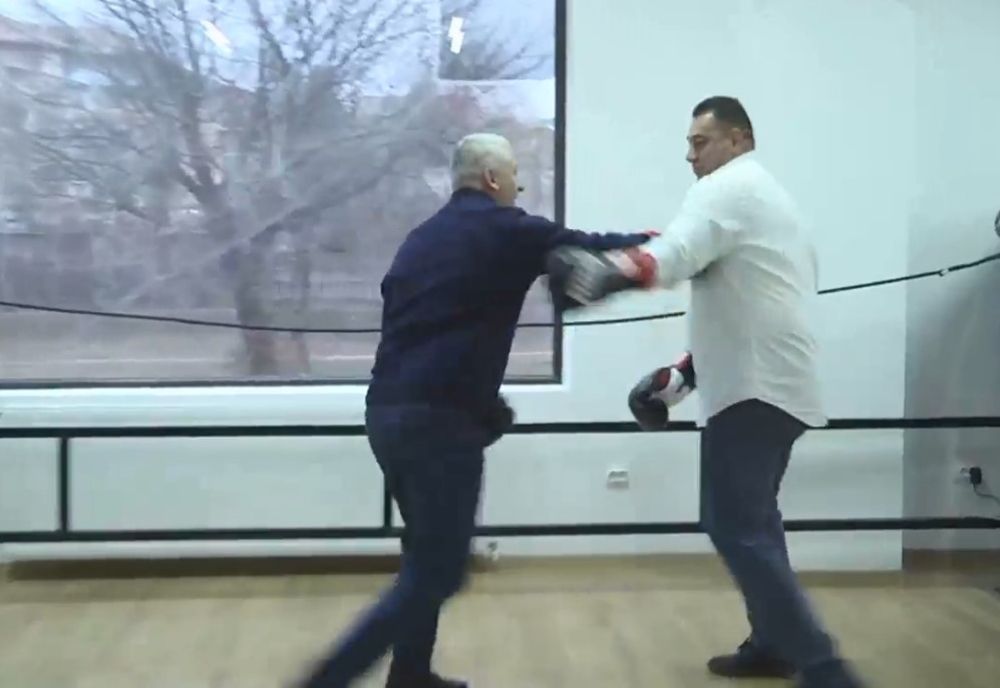 Foto| Un senator dâmbovițean a intrat în ringul de box, cu  celebrii frații Simion. A fost doar...de poză