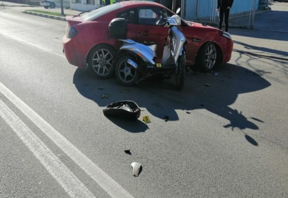 Coliziune între un autoturism și un moped, la Moreni. Mopedistul a fost transportat la spital