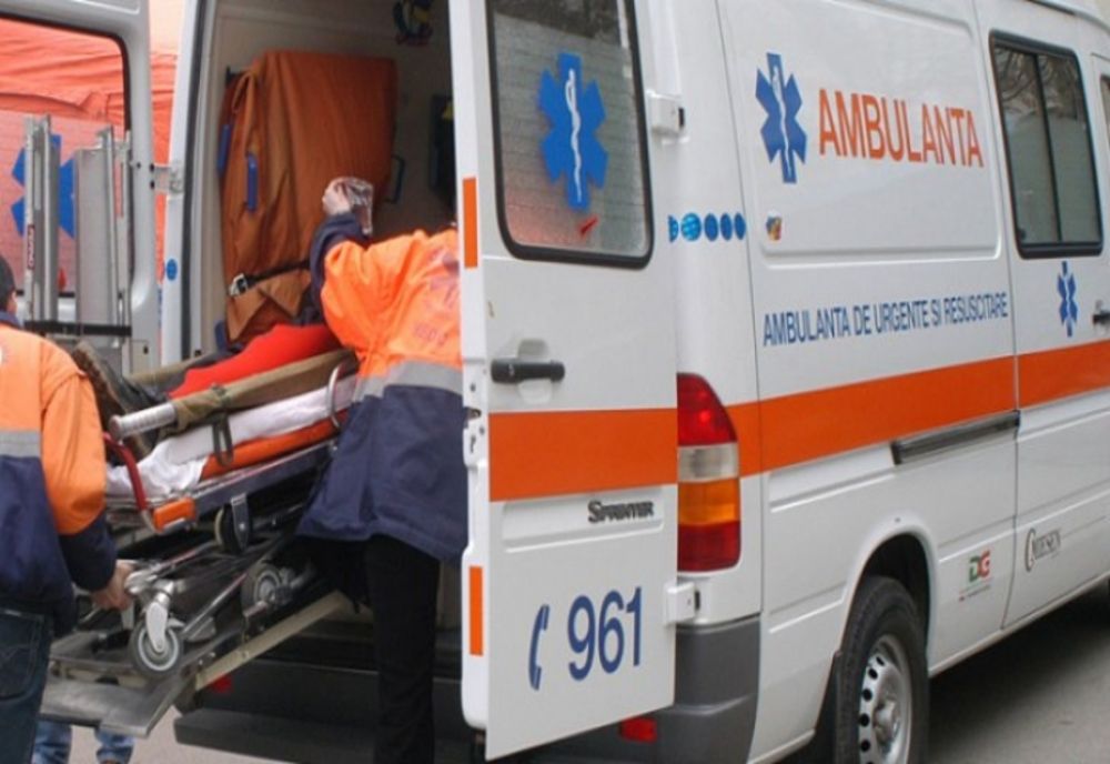 Neatenție periculoasă. Trei persoane au ajuns în spital, după ce au intrat, cu mașina, într-un stâlp de electricitate, la Găești