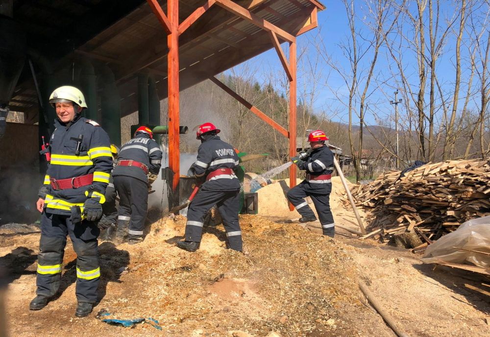La un pas de dezastru. Fabrică de peleți cuprinsă de flăcări, la Vulcana Băi