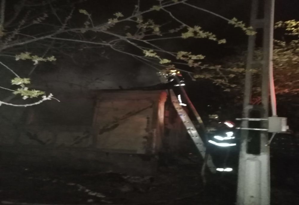 Casă distrusă de flăcări la Tătărani, în Dâmbovița. Focul a fost pus intenționat