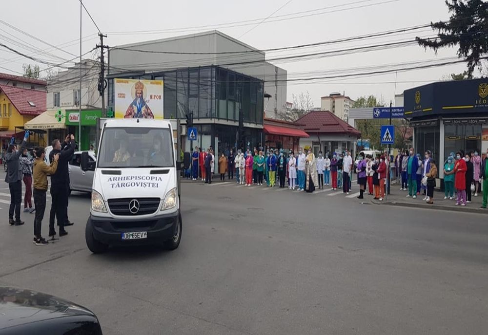 Foto| Incredibil.Procesiune religioasă, cu moaștele sf.Nifon, adună laolaltă zeci de cadre medicale la Târgoviște, ce ignoră regulile de distanțare socială