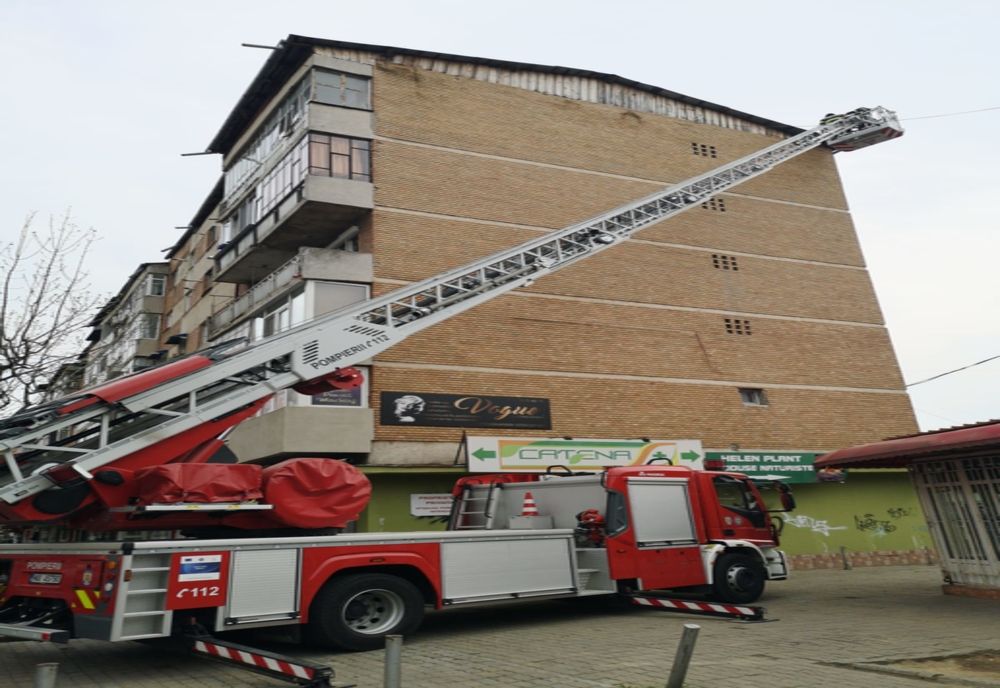 (video) Probleme la Târgoviște, în timpul codului galben de vânt. Pompierii au intervenit pentru fixarea unor elemente de acoperiș, la un bloc