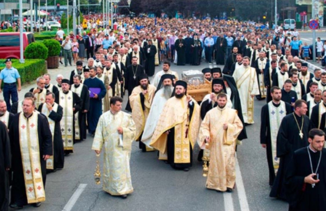 Procesiune cu racla cu moaștele Sf.Nifon, la Târgoviște, pentru încetarea pandemiei de coronavirus,în data de 14 aprilie