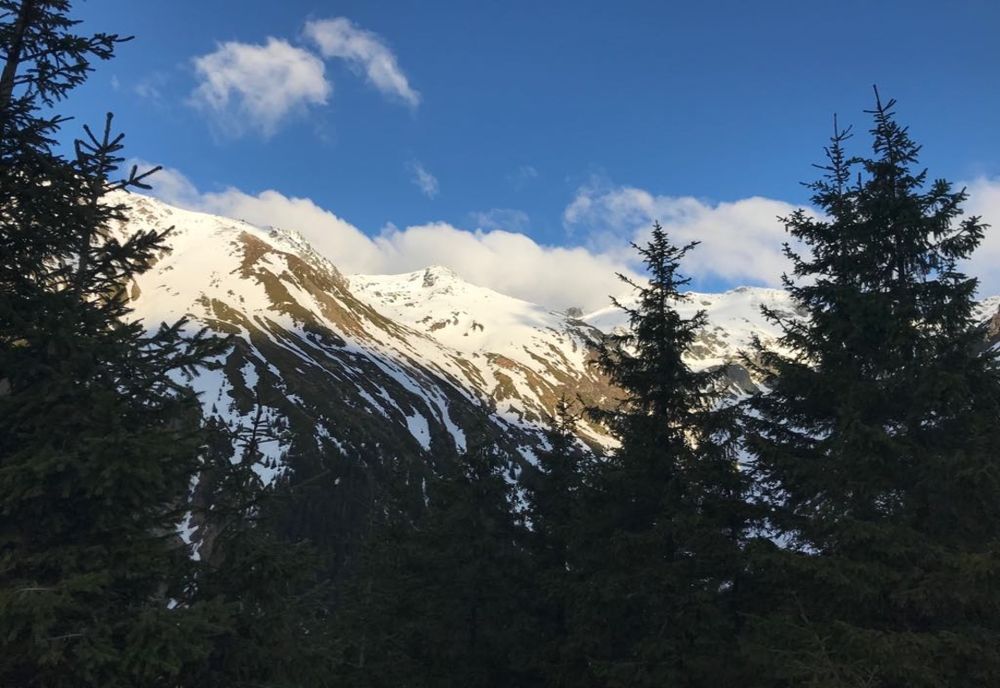 Avertizare nivometeorologică. Risc moderat de avalanșe, în Bucegi și Făgăraș, din cauza ploilor