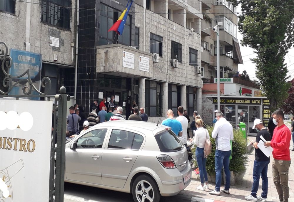 Cozi din prima zi de "relaxare", la birourile Direcțiilor de Regim Permise și Înmatriculare a Vehiculelor. Anunț al Prefecturii Dâmbovița