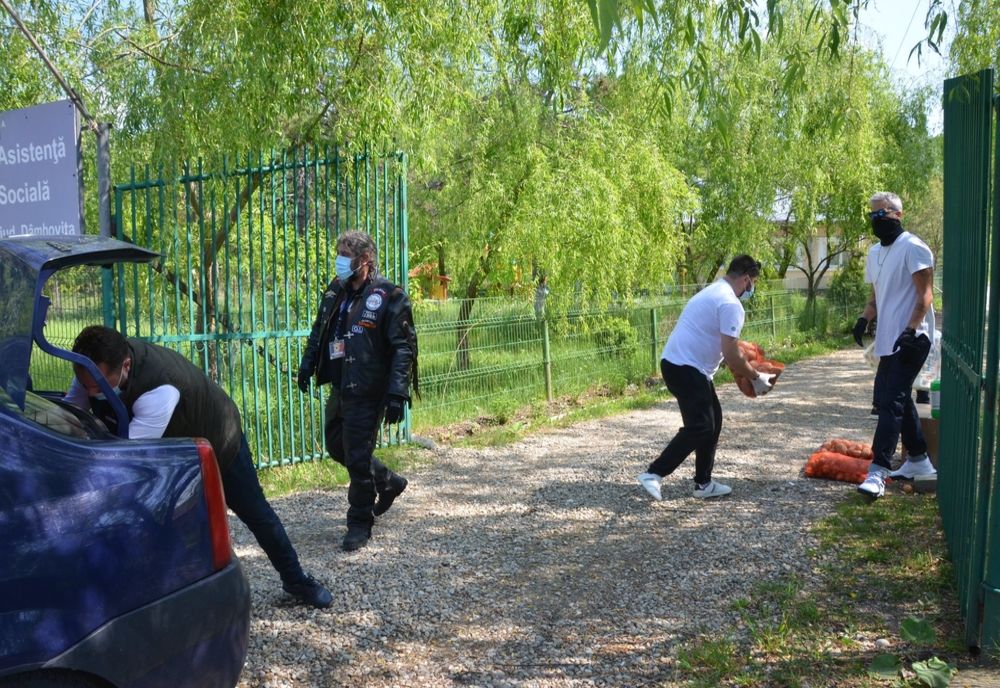 Foto| Ajutor pentru Răcari, din partea unei asociații din București. Motocicliștii au donat materiale sanitare și alimente