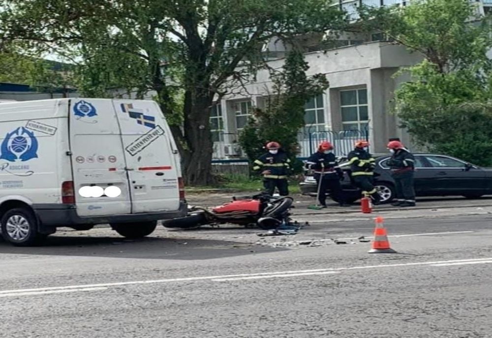 Motociclist rănit ușor, la Târgoviște, după ce a fost acroșat de o autoutilitară