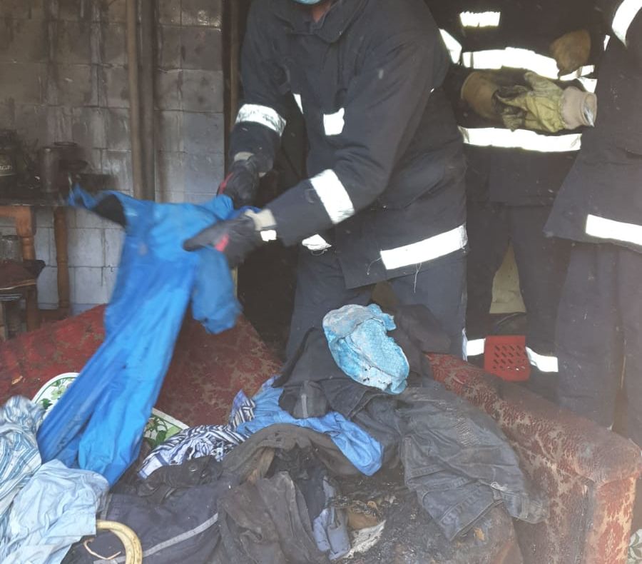 Casă cuprinsă de flăcări, la Vlădeni. Incendiul a pornit de la o țigară uitată aprinsă