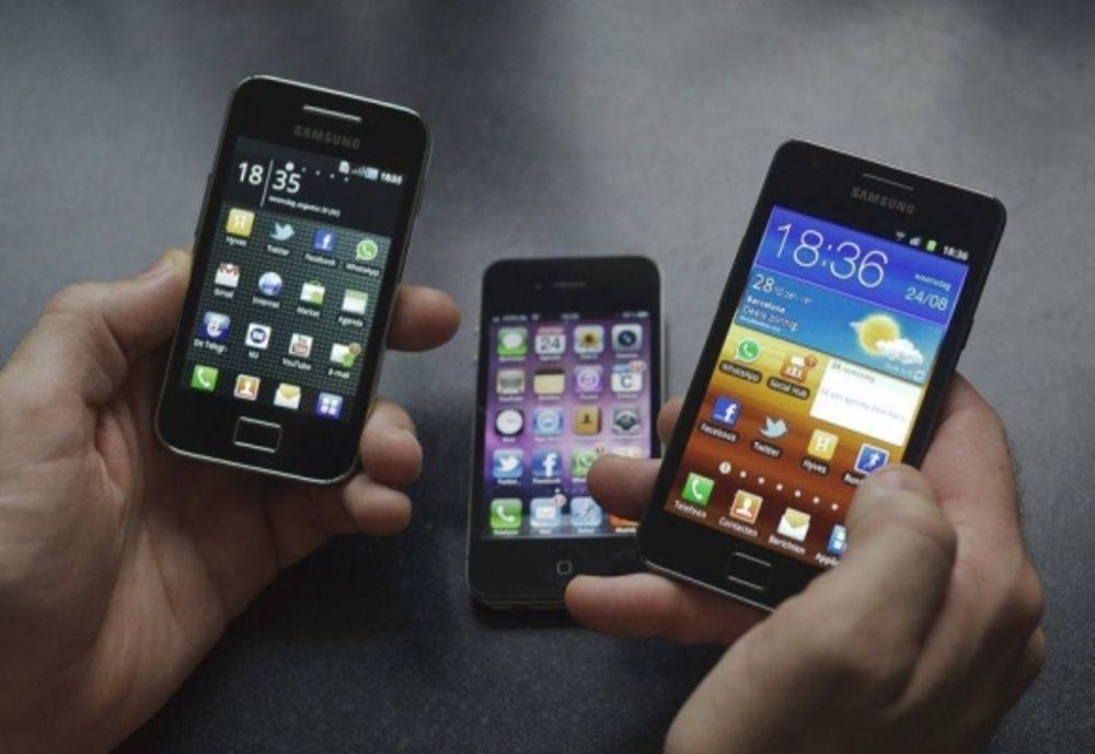 Doi tineri din Târgoviște reținuți de polițiști, după ce au furat mai multe telefoane mobile, din mașina unui curier