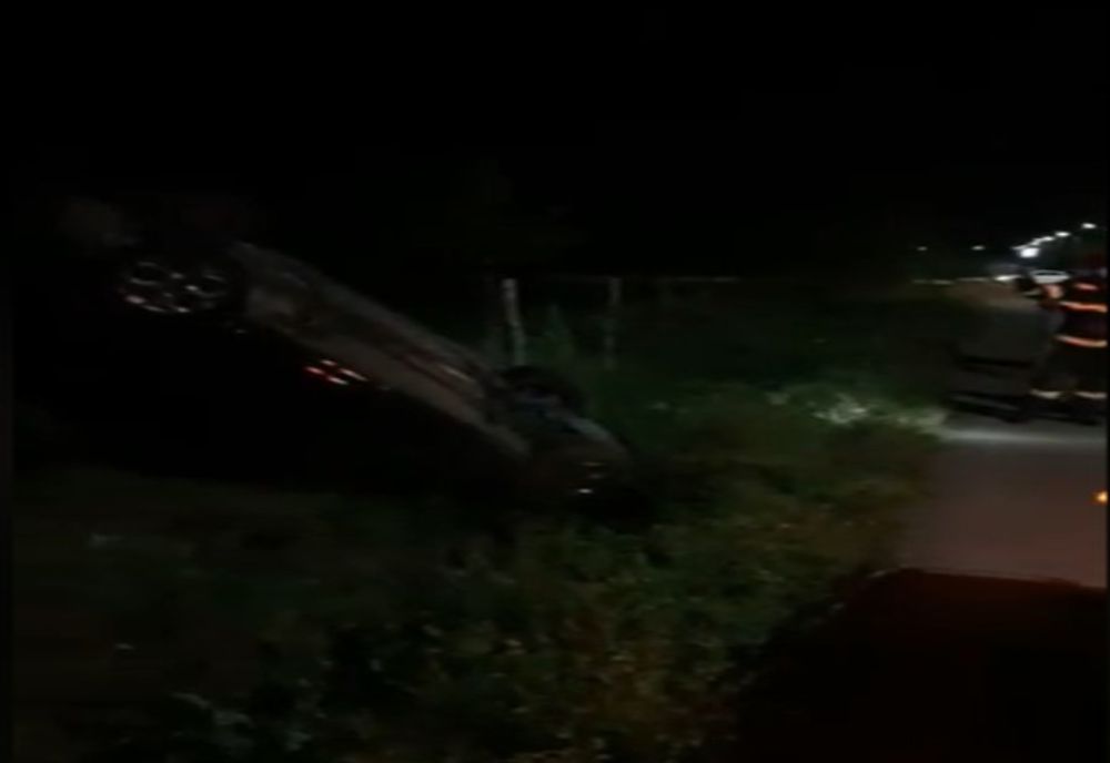 Accident spectaculos la intrarea în Târgoviște. S-a dat cu mașina peste cap
