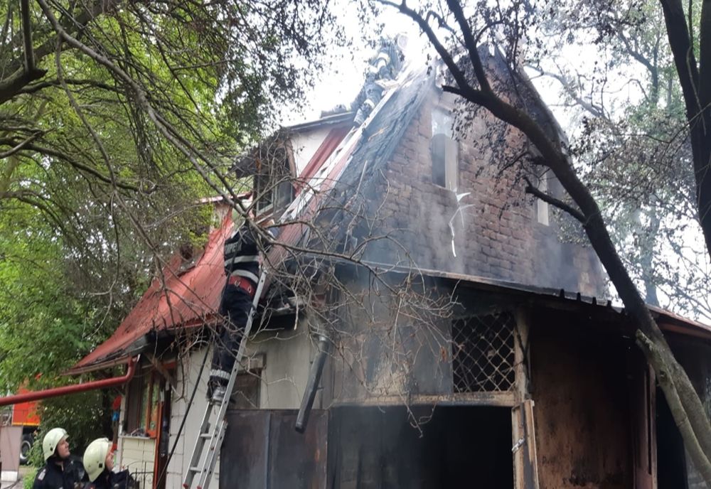 Gospodărie distrusă de flăcări la Bolovani, în urma unui scurtcircuit