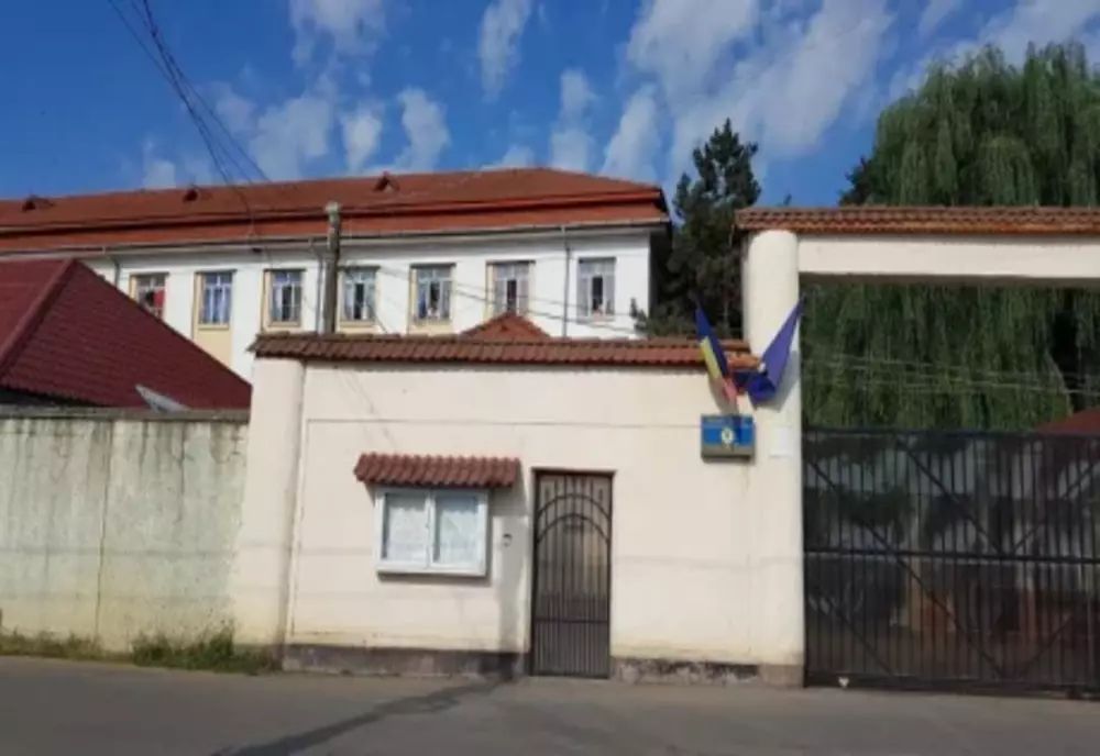 Un deținut din Penitenciarul Găești protestează pe o clădire a unității de detenție