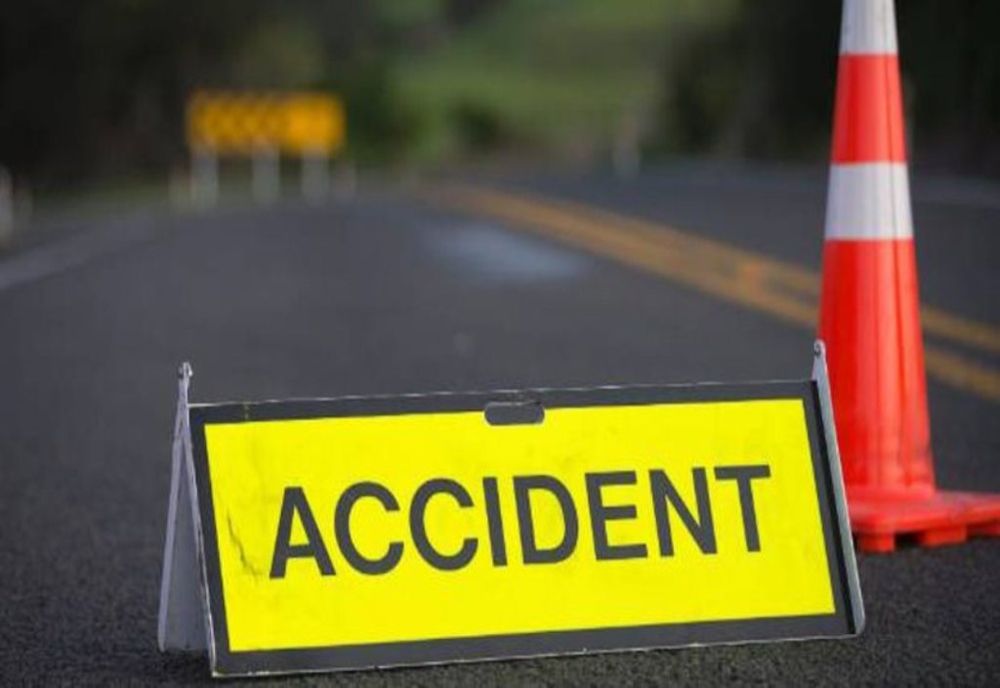 Accident în județul Dâmbovița. Un microbuz a ajuns într-un stâlp