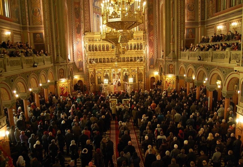 Slujbele de Crăciun se pot desfăşura atât în interiorul, cât şi în afara bisericilor, cu respectarea măsurilor de protecţie sanitară 