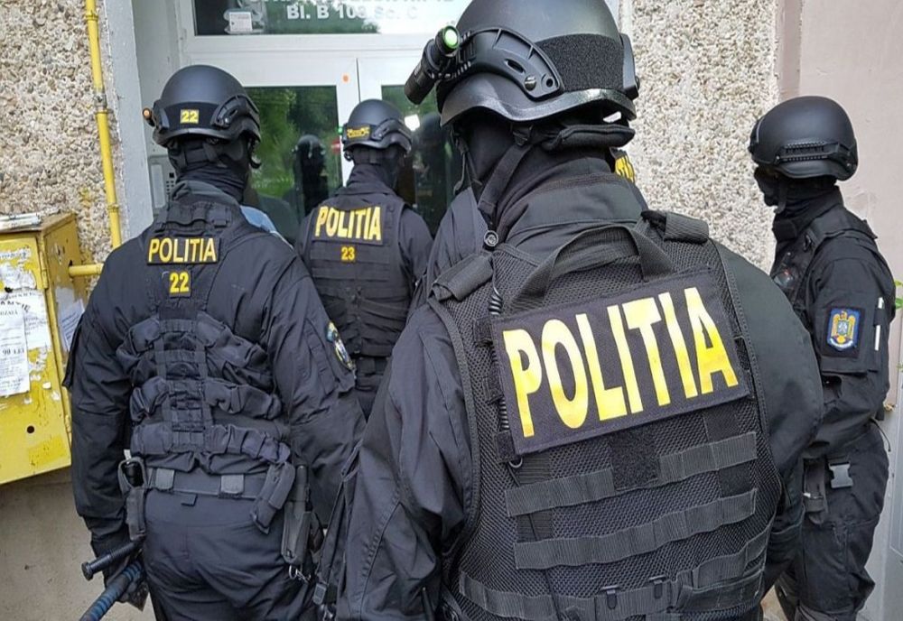 Mascații au descins în comuna Petrești. Ce au căutat oamenii legii