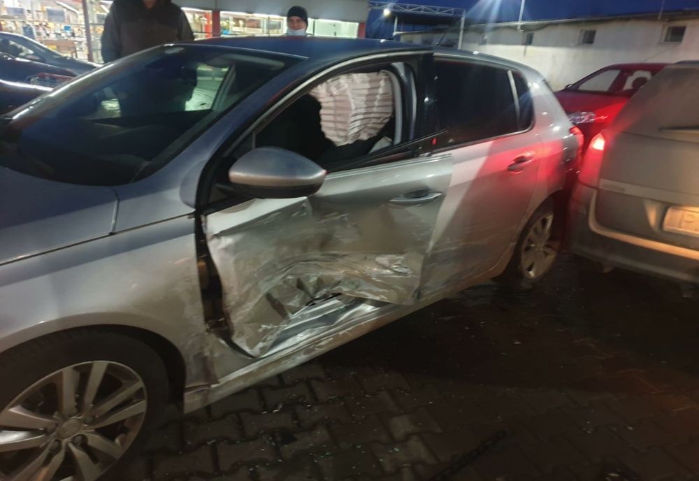 Mașină distrusă intenționat într-un supermarket din Găești