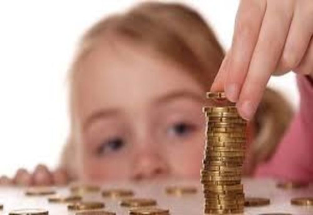 Alocațiile pentru copii ar trebui să crească la 1 iulie. Câți bani vor primi părinții 
