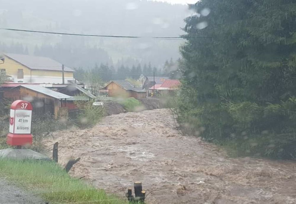 Avertizare de inundaţii pentru mai multe bazine hidrografice, până vineri seară 