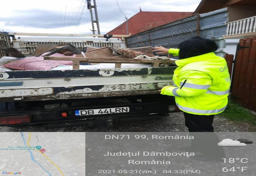 Autoutilitară cu deșeuri, amendată de Garda de Mediu Dâmbovița, după ce a fost oprită în trafic de polițiști 