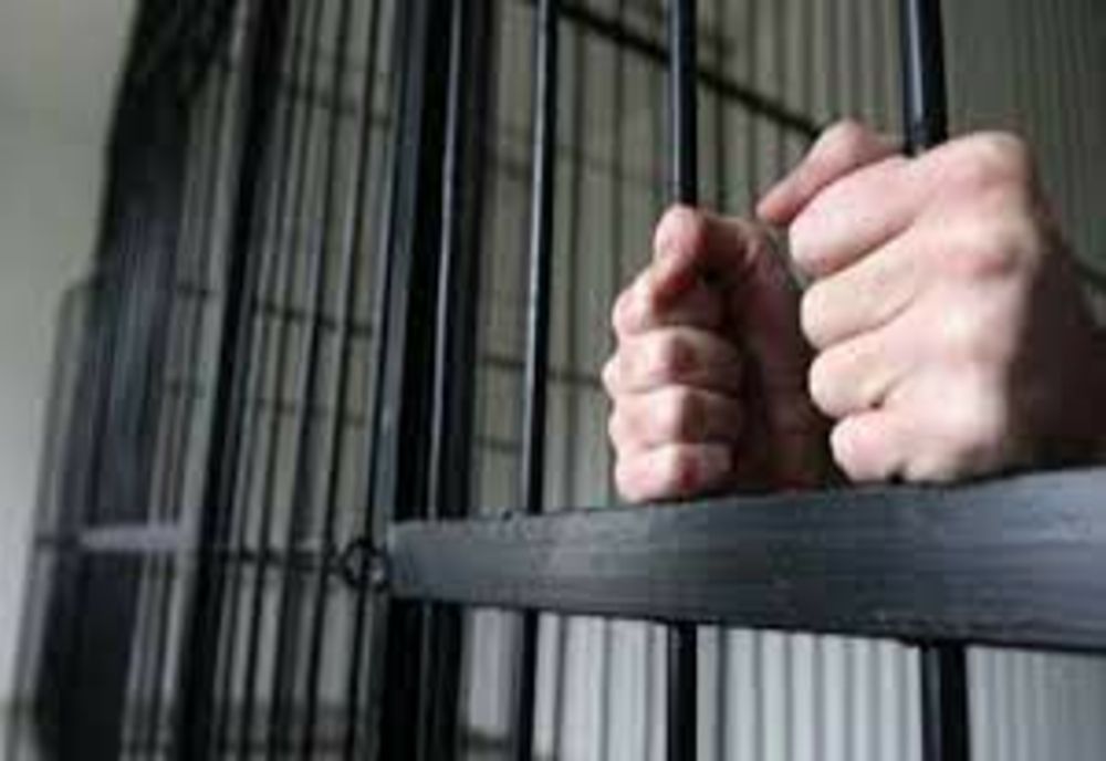 Bărbat condamnat pentru furt calificat, prins de polițiști și dus în penitenciar