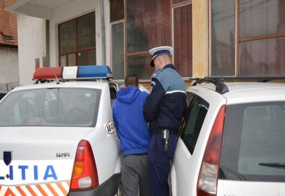 Dâmbovița: Tineri prinși de polițiști după ce au furat din magazine alimentare