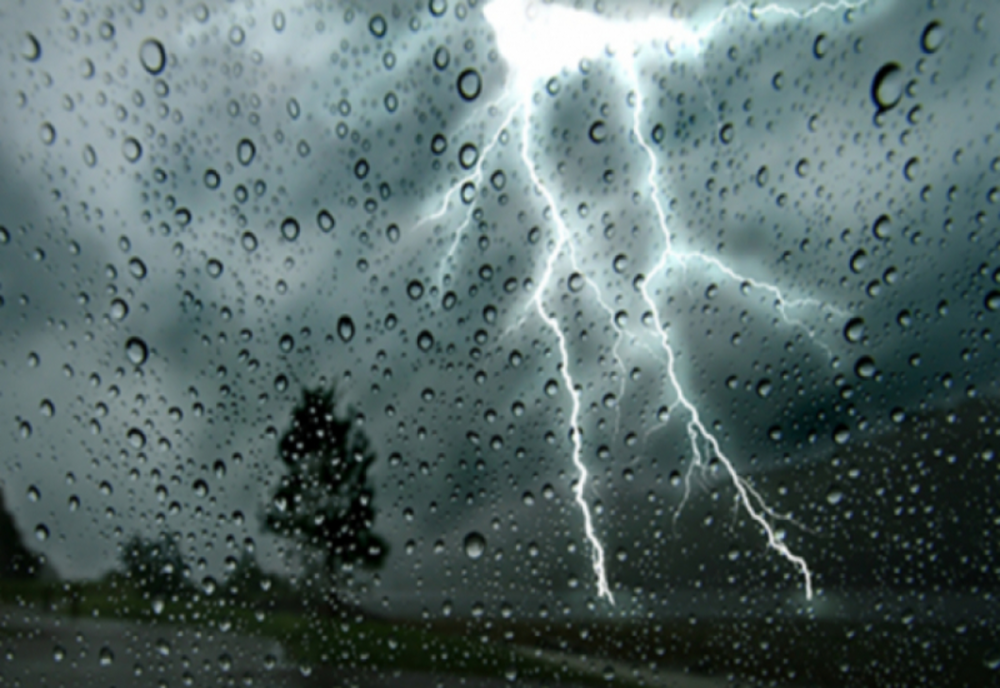 Cod galben de ploi abundente și descărcări electrice în 16 județe și București