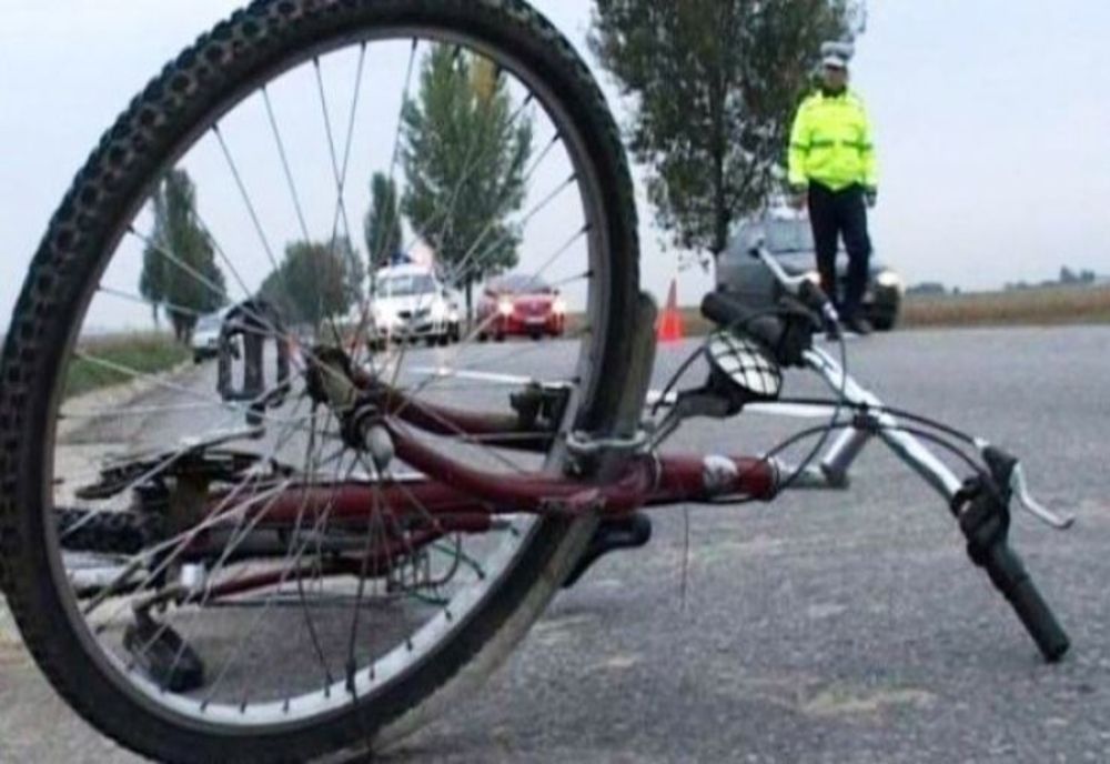Biciclist lovit de un autoturism, la Pucioasa. Șoferul a fugit de la locul accidentului
