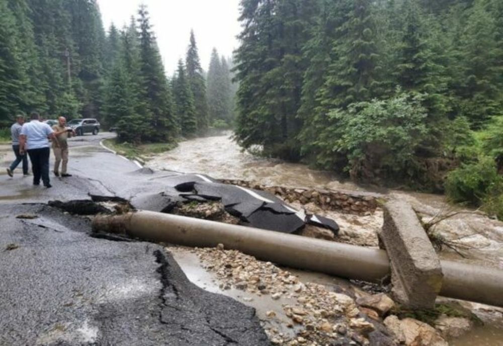 Dâmbovița. Sute de metri din DJ714 au fost distruși de ploile puternice