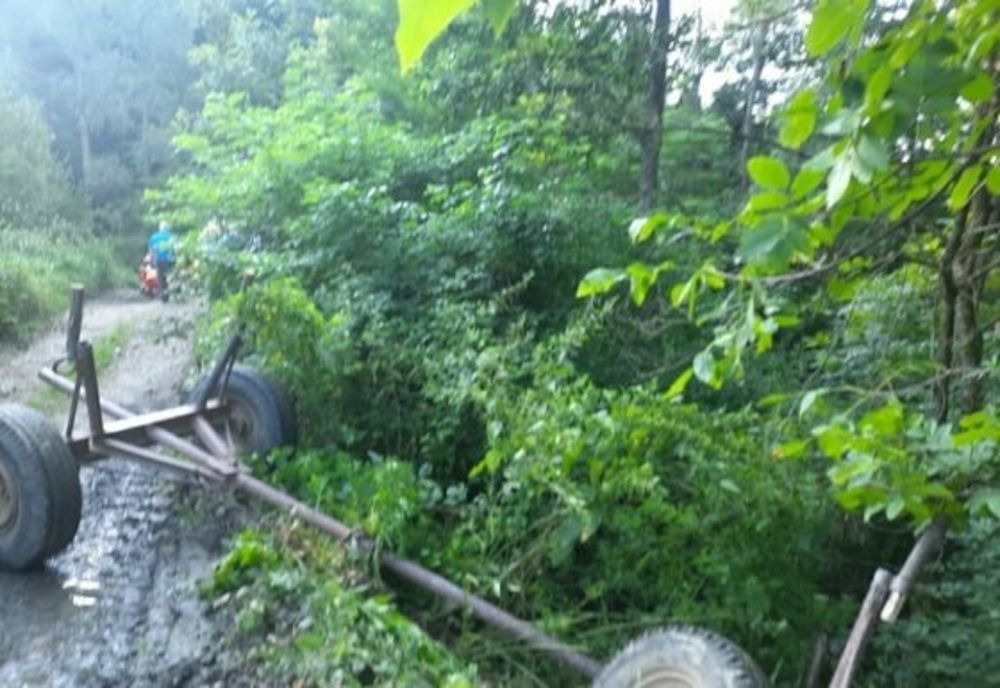 Dâmbovița!Un bărbat de 45 de ani a decedat după ce s-a răsturnat cu tractorul