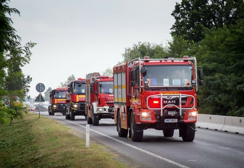 Peste 100 de pompieri români au plecat în Grecia să ajute la stingerea incendiilor de vegetație uscată – FOTO 