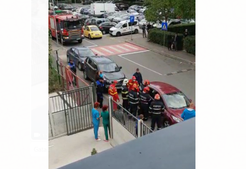 Târgoviște: Copil de 2 ani rămas blocat în mașină, salvat de pompieri  