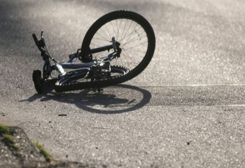 Un șofer a provocat un accident în care două persoane au fost rănite, apoi a fugit de la locul faptei