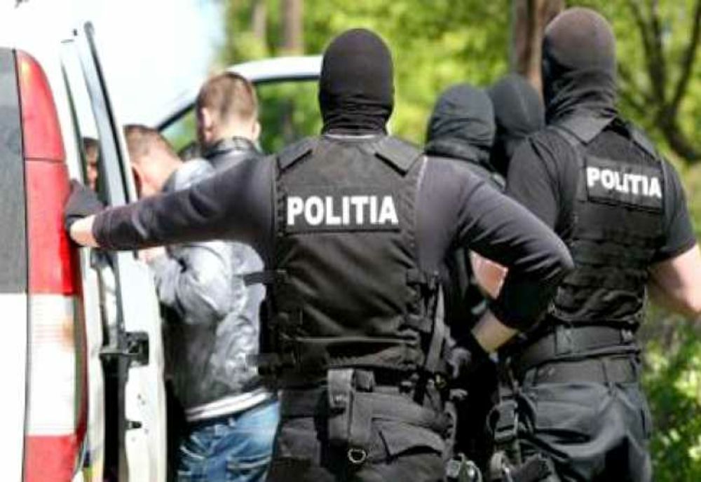 Flagrant delict şi percheziţii domiciliare în Dâmbovița şi Ilfov la traficanţii de droguri 